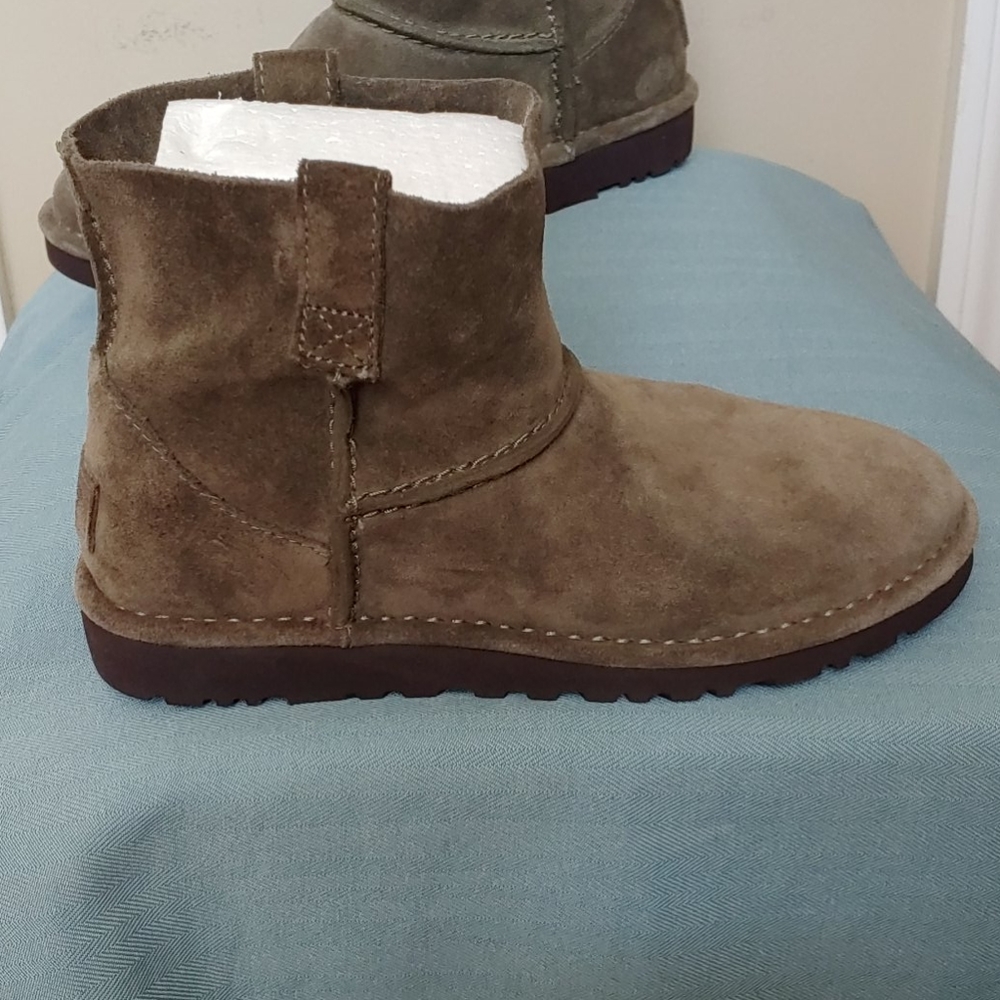 🐸  NWOT UGG Boot - Picture 2 of 11